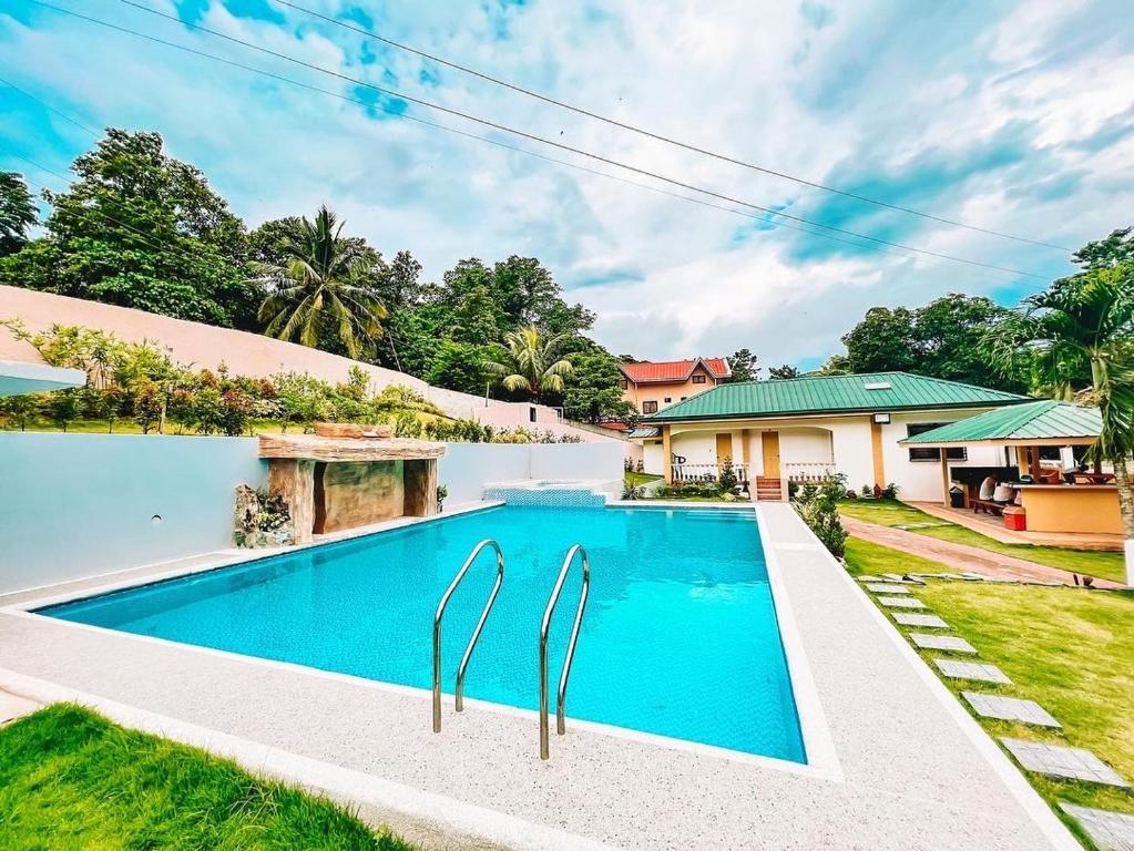 una piscina en el patio trasero de una casa en Casa Norma 