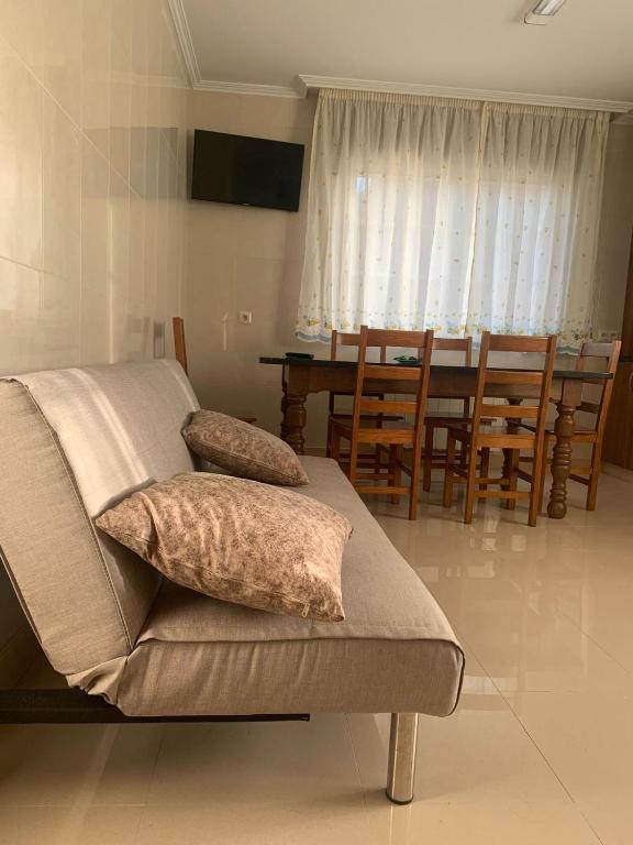 salon z kanapą i jadalnią w obiekcie Apartamentos M° Esther w mieście A Lanzada