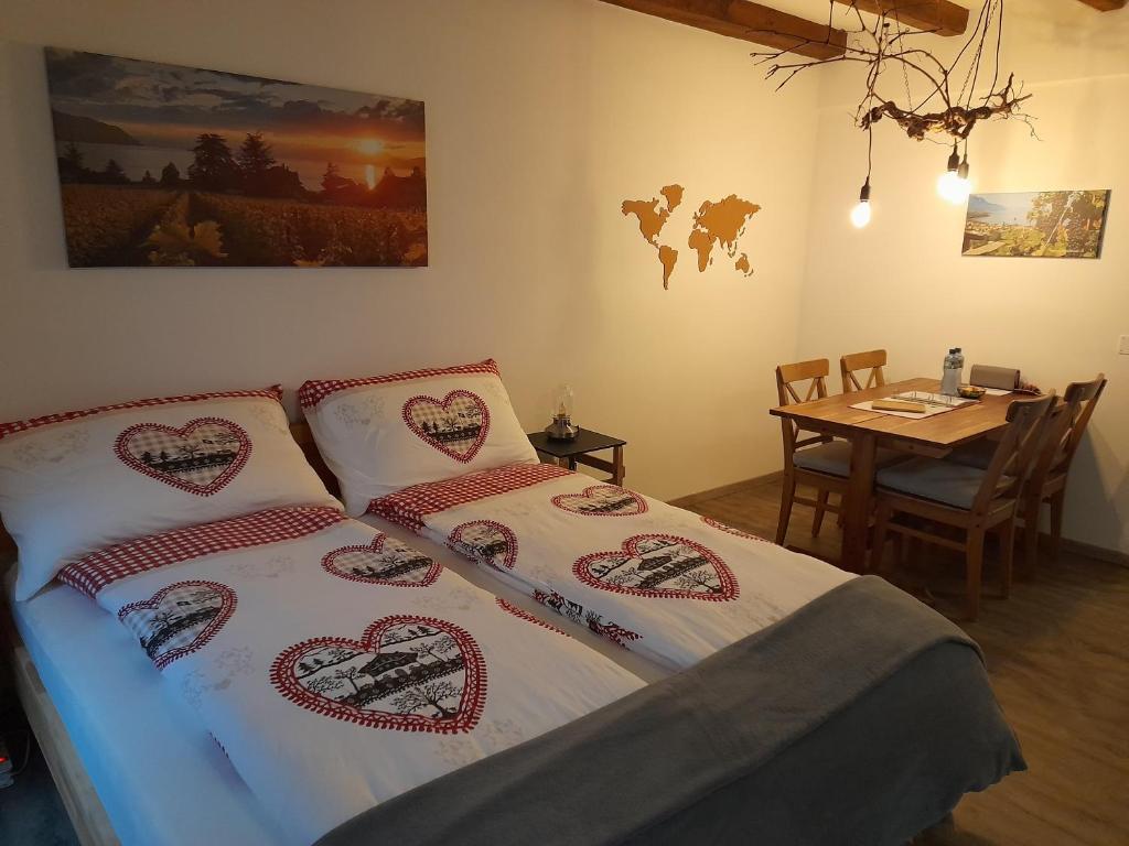 a bedroom with a bed with hearts on it at Studio chez un vigneron au village in Villeneuve