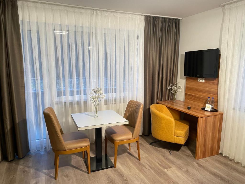 TV a/nebo společenská místnost v ubytování Hotel Schlangenbader Hof