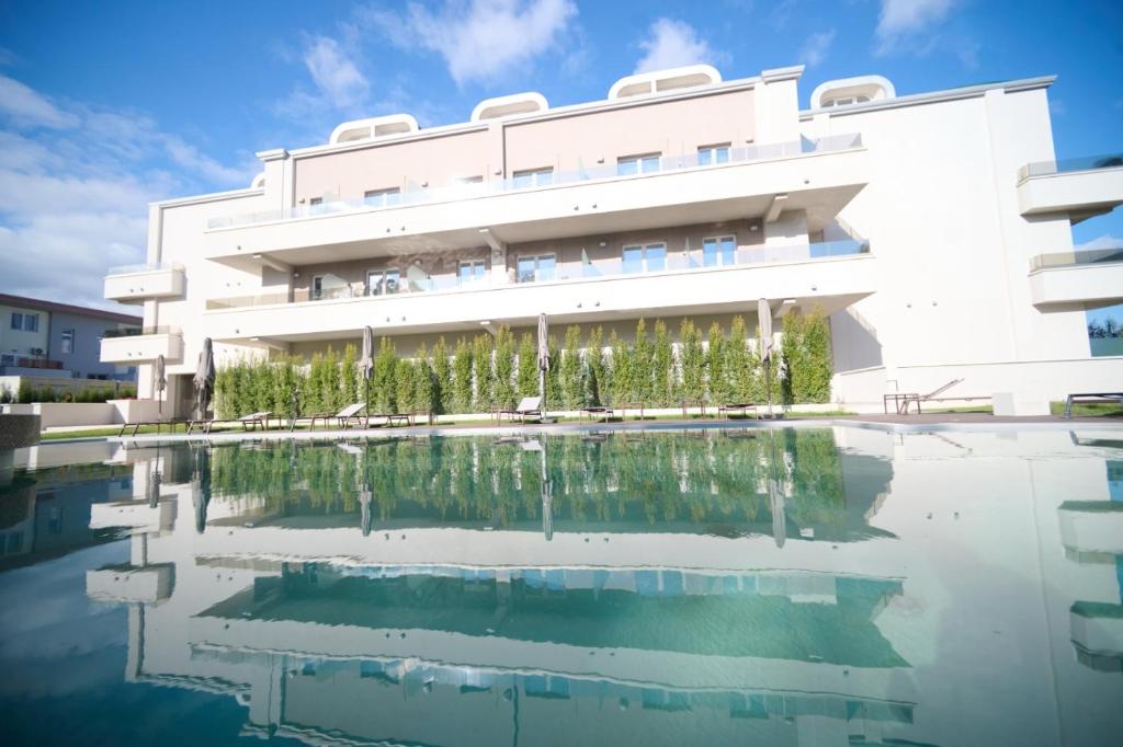 un edificio con una piscina di fronte di PARK HOTEL LE DUNE DI GIOVINO a Catanzaro Lido