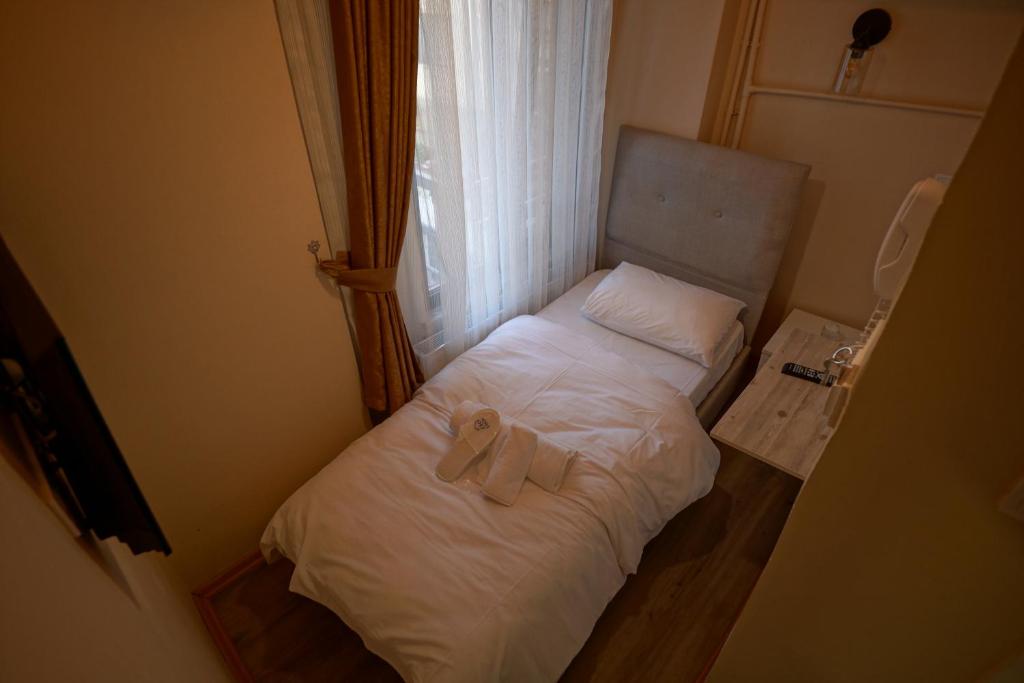 1 cama pequeña con 2 toallas en una habitación en Private Room in Istanbul #23, en Estambul