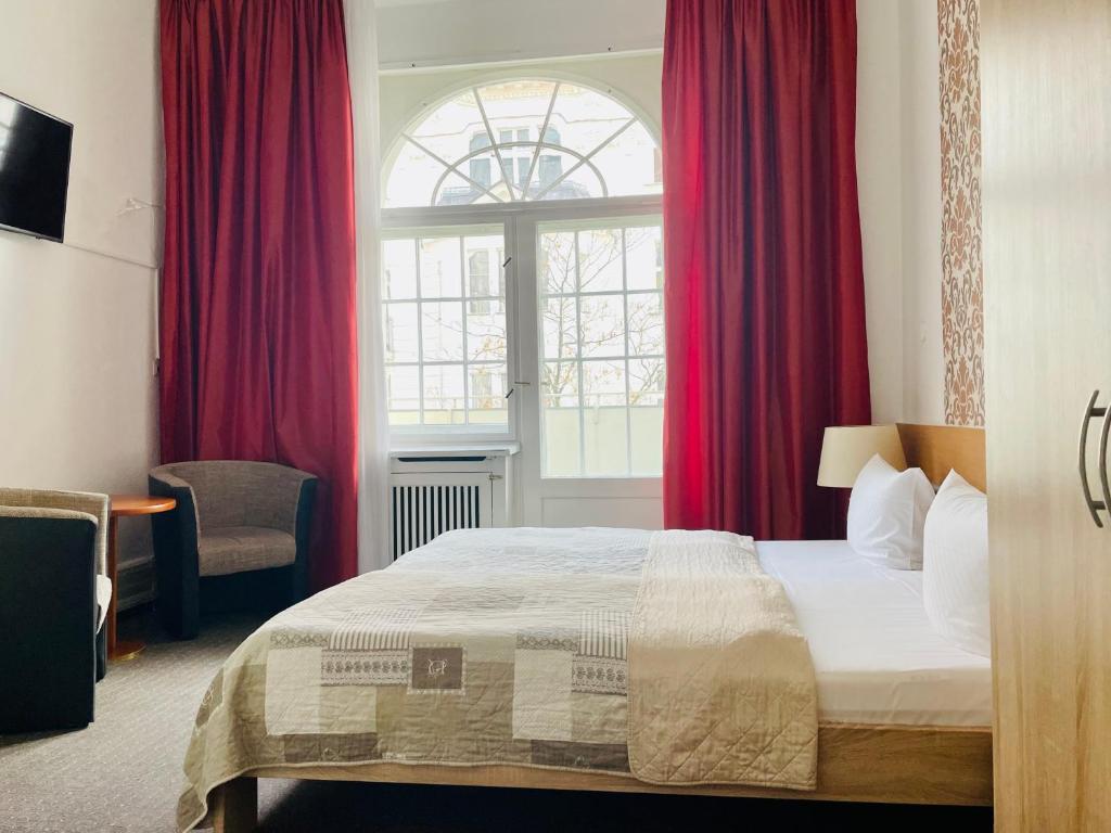 Postel nebo postele na pokoji v ubytování Hotel Castell am Kurfürstendamm