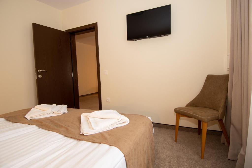 Postel nebo postele na pokoji v ubytování Hotel Alpinist, Malyovitsa
