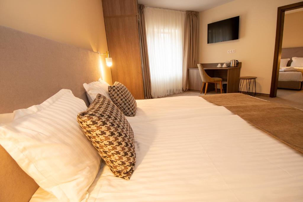 Postel nebo postele na pokoji v ubytování Hotel Alpinist, Malyovitsa
