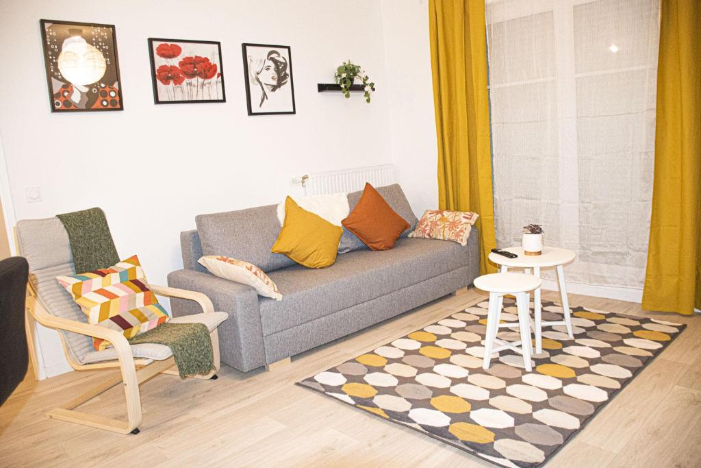 Superbe appartement entre Paris et Disneyland في Gagny: غرفة معيشة مع أريكة وطاولة