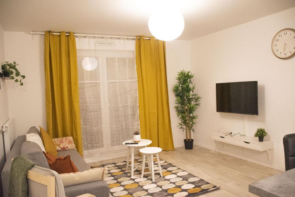 Televízia a/alebo spoločenská miestnosť v ubytovaní Superbe appartement entre Paris et Disneyland