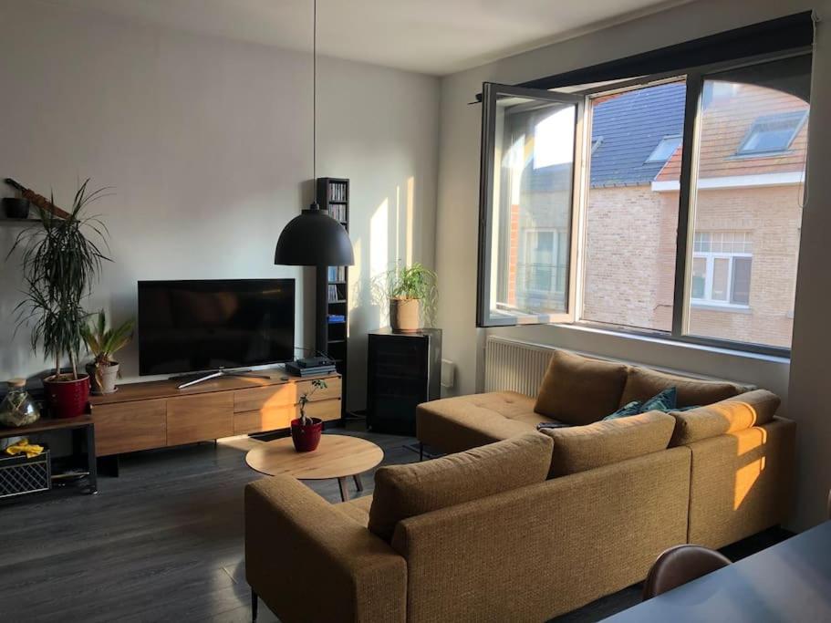 Μια τηλεόραση ή/και κέντρο ψυχαγωγίας στο Mooi appartement op wandelafstand van het strand.