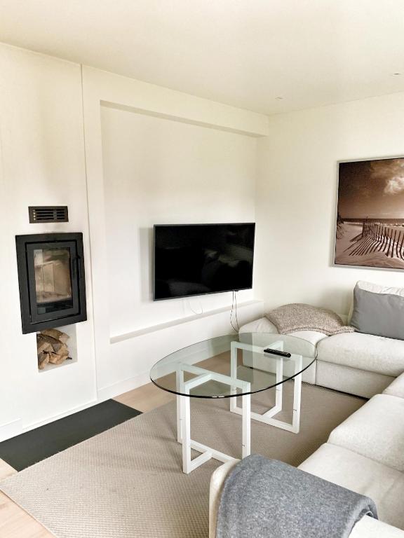TV a/nebo společenská místnost v ubytování Familjevänligt hus med pool och tennisbana