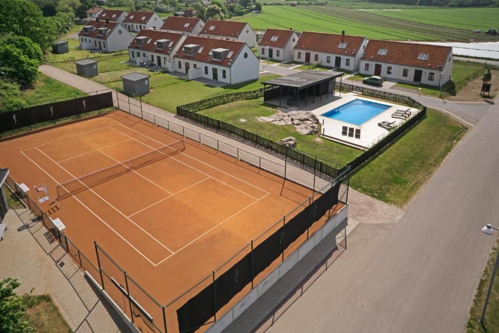 Tenis a/nebo squash v ubytování Familjevänligt hus med pool och tennisbana nebo okolí