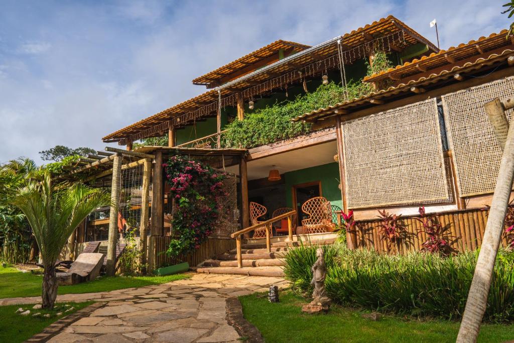uma casa com plantas ao lado dela em Casa da Lua Pousada em Alto Paraíso de Goiás
