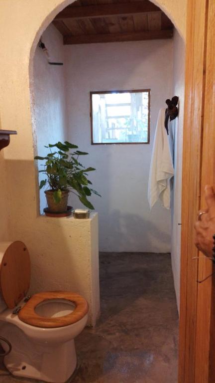 un bagno con wc e finestra di Casa de Kai Mazunte a Mazunte