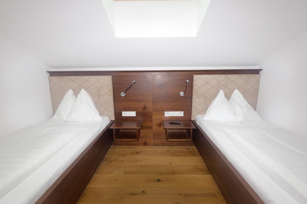 Postel nebo postele na pokoji v ubytování Hotel Stadler am Attersee