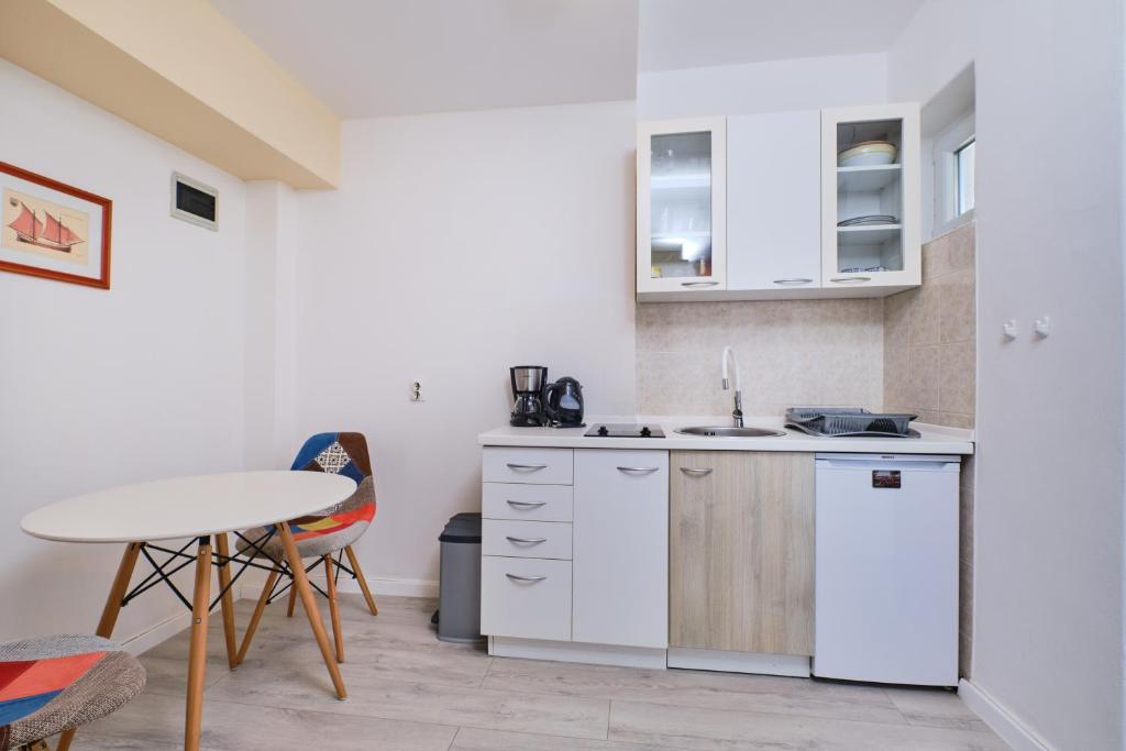 Kuchyň nebo kuchyňský kout v ubytování Appartment Ksenija 2