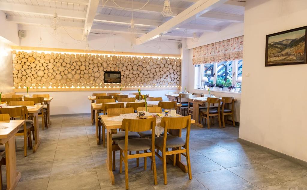 Reštaurácia alebo iné gastronomické zariadenie v ubytovaní Willa Maria i Natasza