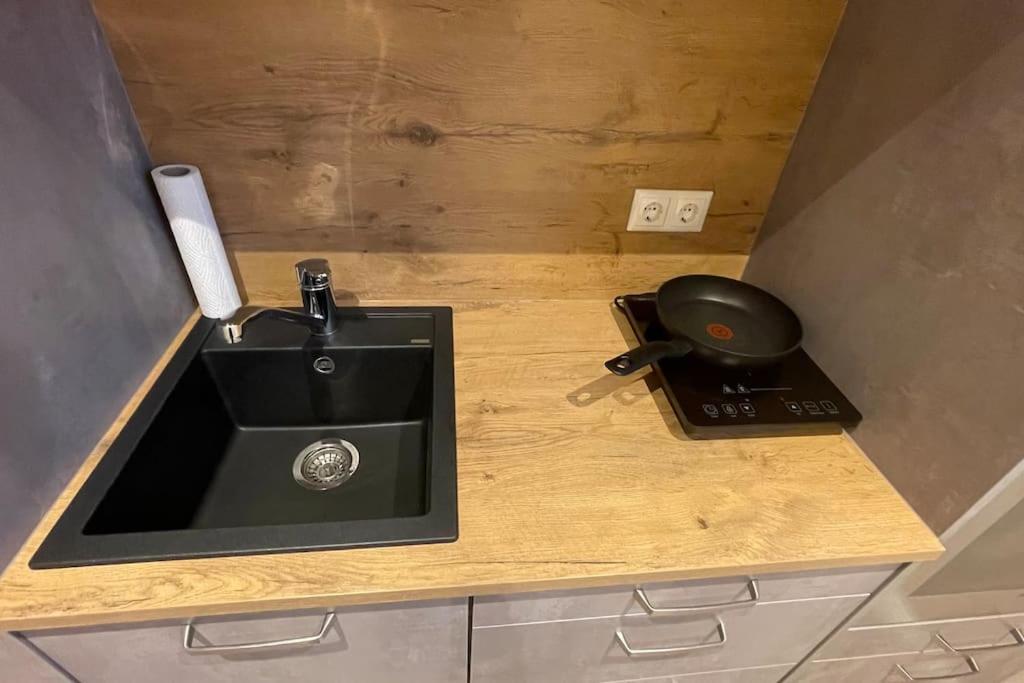 a kitchen counter with a sink and a pan on it at JPP 1- Zimmer Apartment in Hamburg Farmsen Berne SELF CHECK-IN in Hamburg