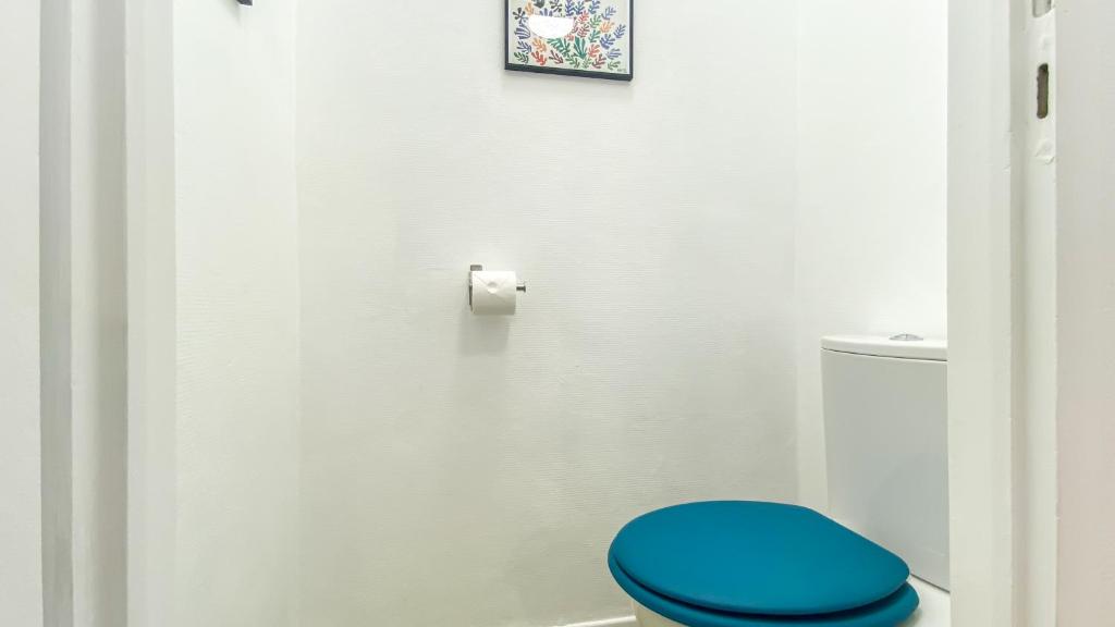 a bathroom with a blue toilet in a room at Homey AWAY - Centre-ville &#47; Au Calme &#47; Proche des transports pour Genève in Annemasse
