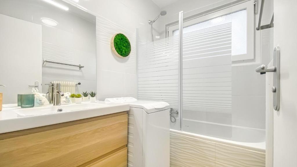 a white bathroom with a sink and a shower at Homey AWAY - Centre-ville &#47; Au Calme &#47; Proche des transports pour Genève in Annemasse