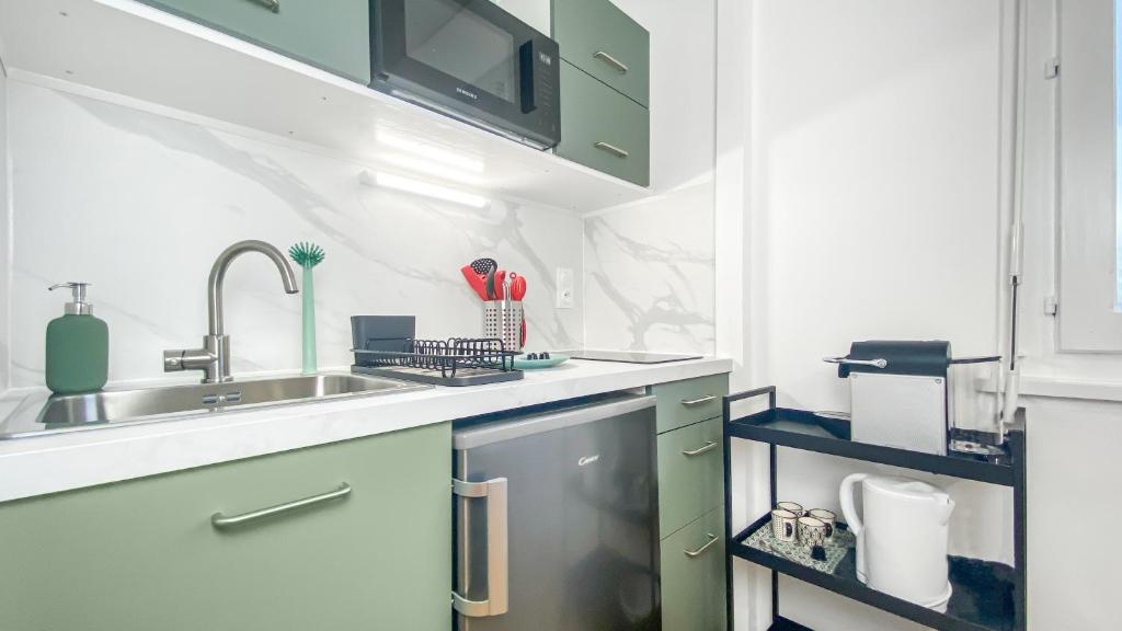 a kitchen with a sink and a dishwasher at Homey AWAY - Centre-ville &#47; Au Calme &#47; Proche des transports pour Genève in Annemasse