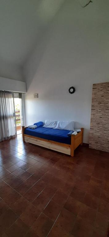Un dormitorio con una cama con sábanas azules. en Departamentos San Rafael Mendoza en San Rafael