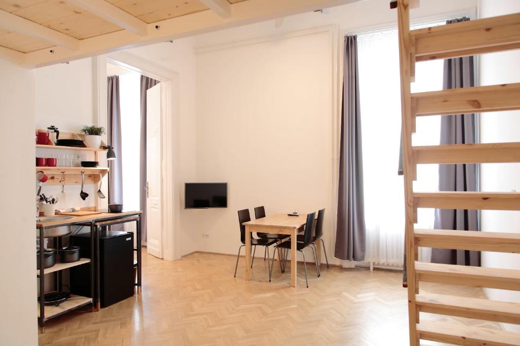 A kitchen or kitchenette at Maverick Apartments
