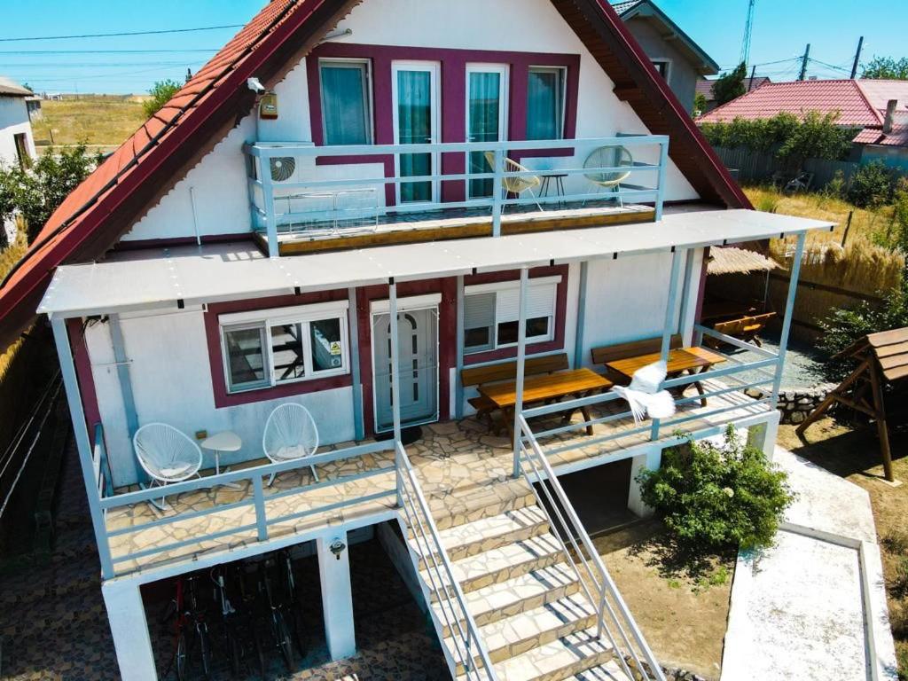 una casa con una escalera que conduce a ella en Vila Bucuria Corbu, en Corbu