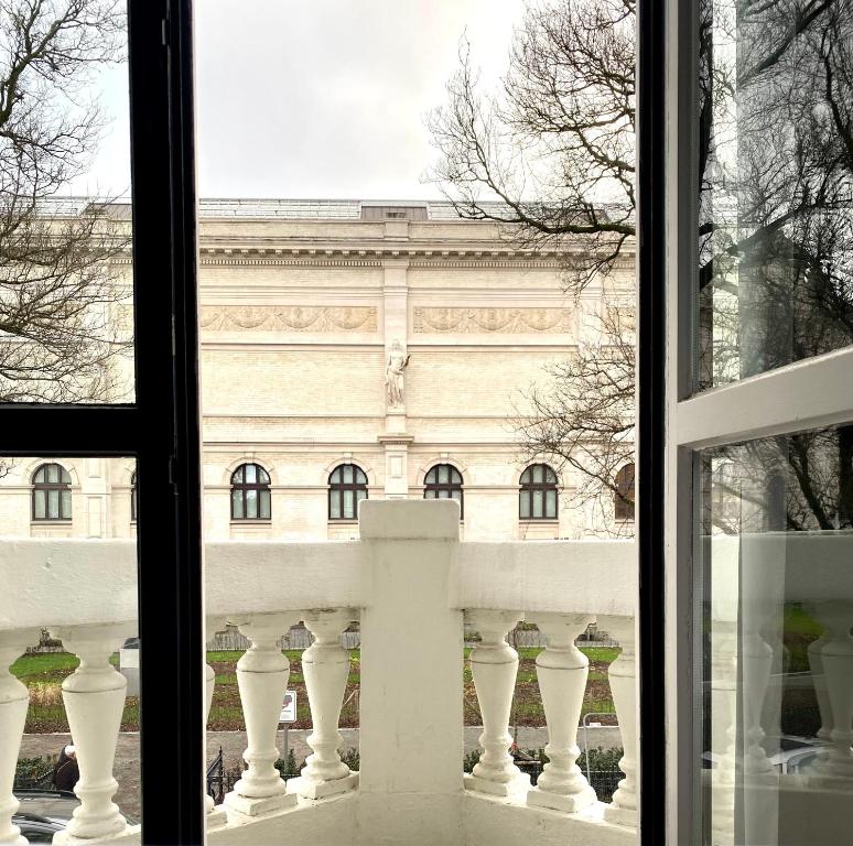 una ventana con vistas a un edificio en Museum Suites, en Amberes