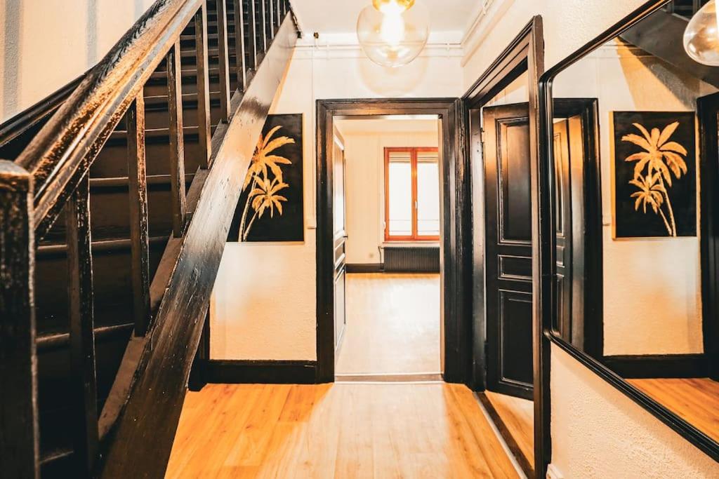 un couloir vide avec un escalier dans un bâtiment dans l'établissement Appartement Charme Colmar Centre, à Colmar