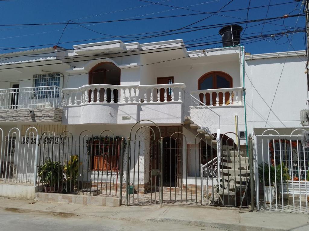 een wit huis met een hek ervoor bij Casa Shangai 3 in Santa Marta