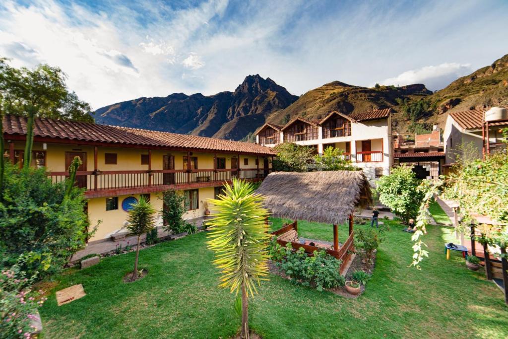 a resort with a mountain in the background at Hospedaje Chaska Pisac in Pisac