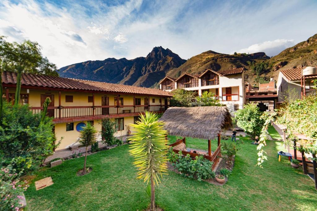 un complejo con una montaña en el fondo en Hospedaje Chaska Pisac, en Písac