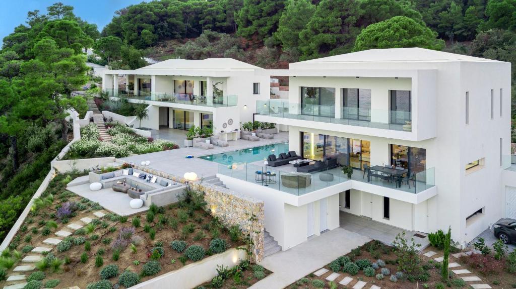 uma vista aérea de uma casa branca com uma piscina em Luxury Villas Skiathos em Skiathos Town