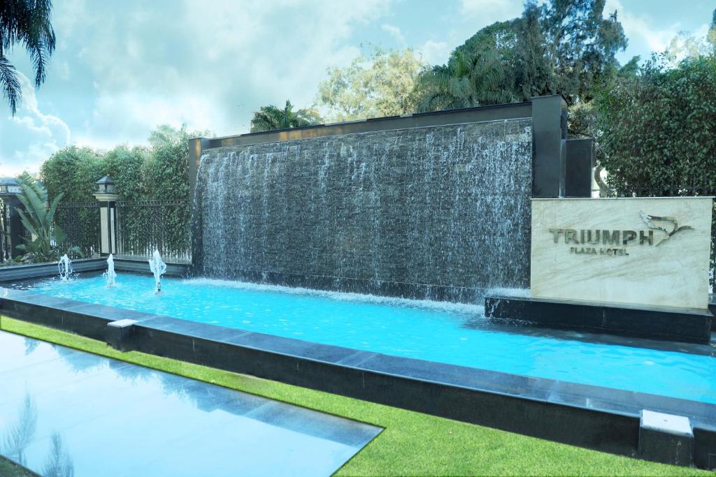 Bazén v ubytování Triumph Plaza Hotel nebo v jeho okolí