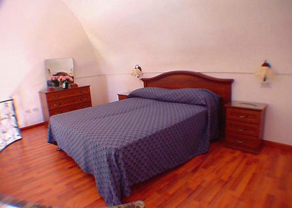 - une chambre avec un lit, deux commodes et un miroir dans l'établissement Ludovica Tipo C, à Positano