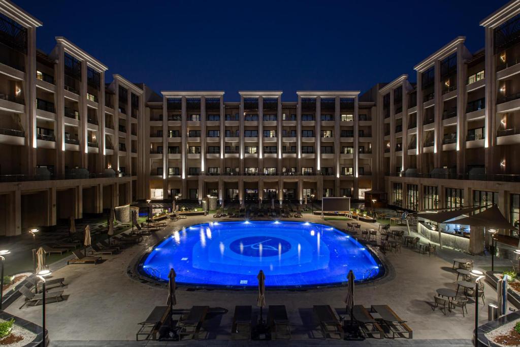 Bazén v ubytování Triumph Luxury Hotel nebo v jeho okolí