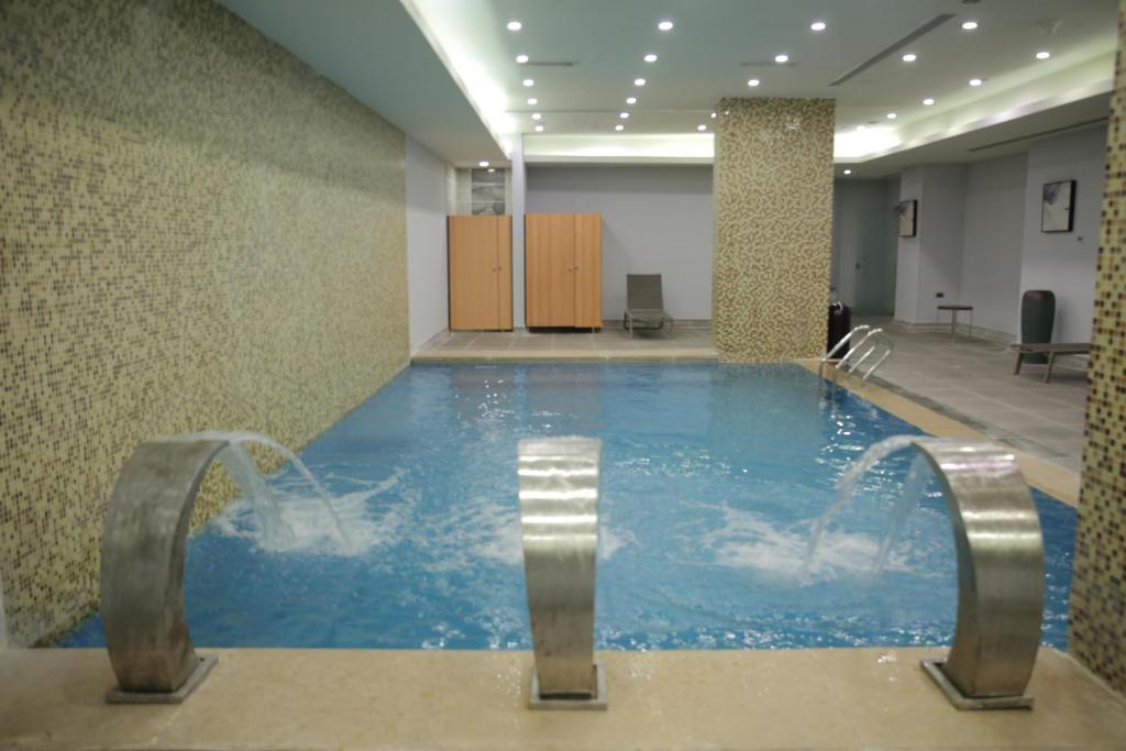 Bazén v ubytování Triumph Luxury Hotel nebo v jeho okolí