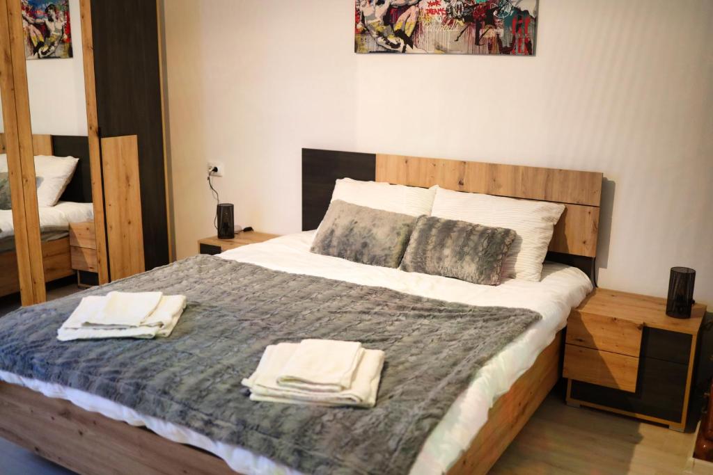- une chambre avec un grand lit et 2 serviettes dans l'établissement Signal Suites with Garden & Mountain View, à Braşov