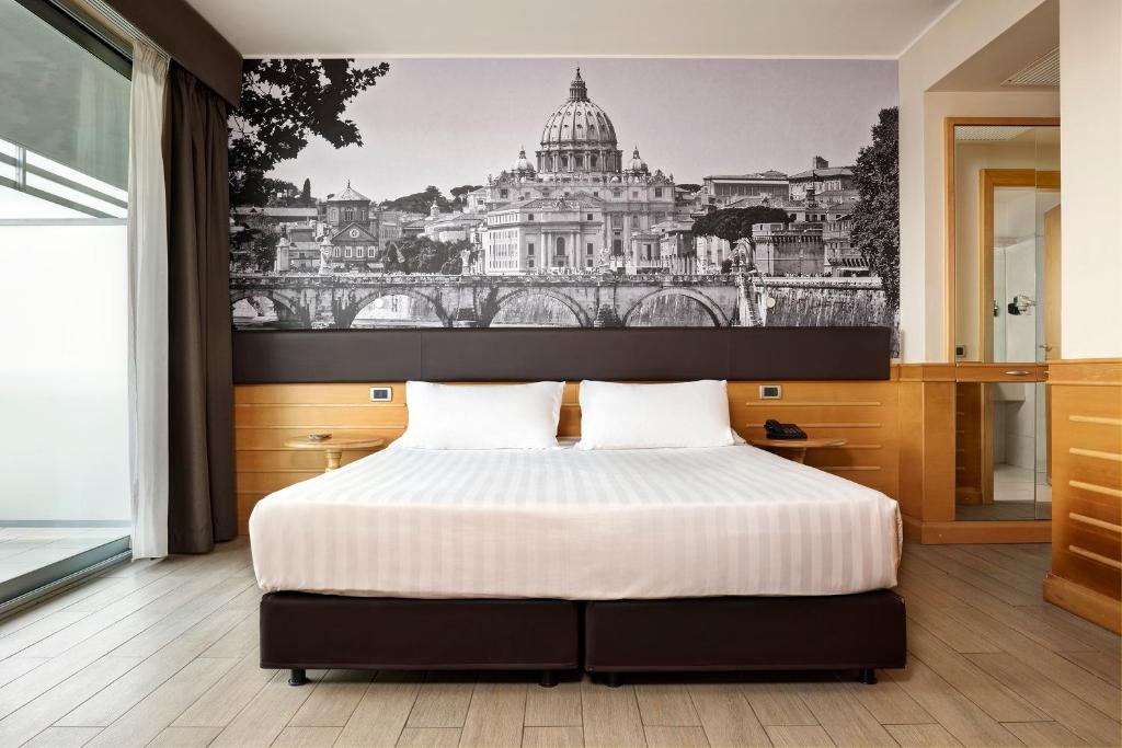 una camera da letto con un'immagine in bianco e nero del palazzo del Campidoglio di Occidental Aran Park a Roma