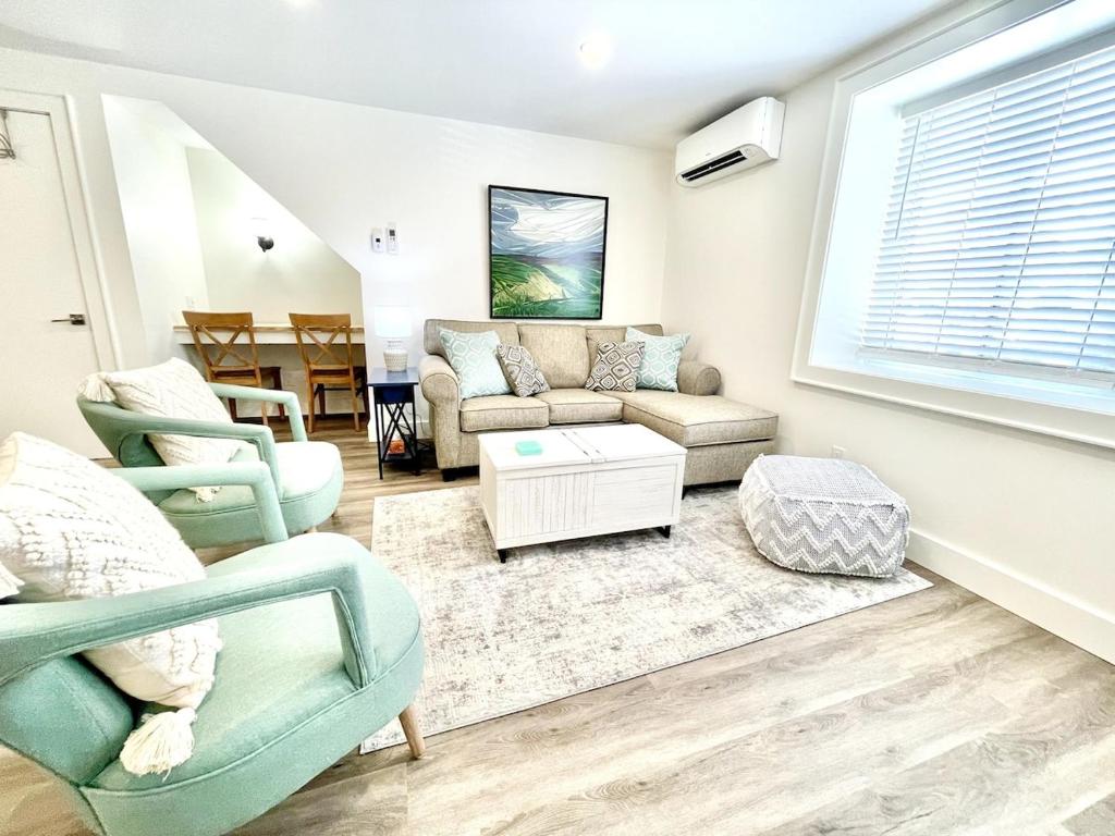 sala de estar con sofá y 2 sillas en "Bike" at Hills Meaford, Pet Friendly, Ground Floor Suite, en Meaford