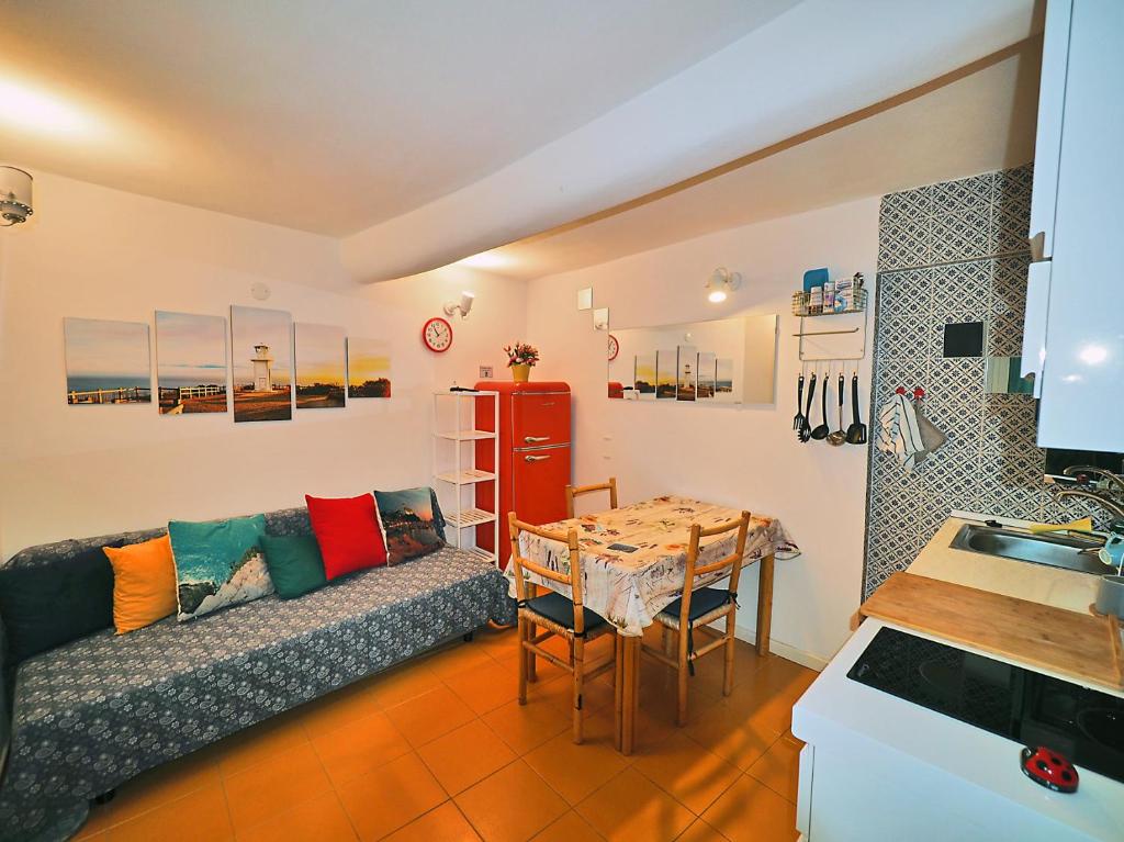 ein Wohnzimmer mit einem Sofa und einem Tisch in der Unterkunft Casa del pescatore a 100m dal mare 011016-LT-0569 in Lerici