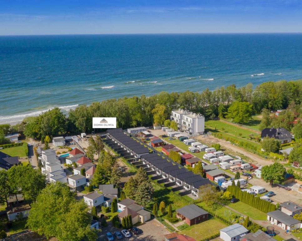 uma vista aérea de um parque de estacionamento junto ao oceano em Domki Oliwia em Sianozety