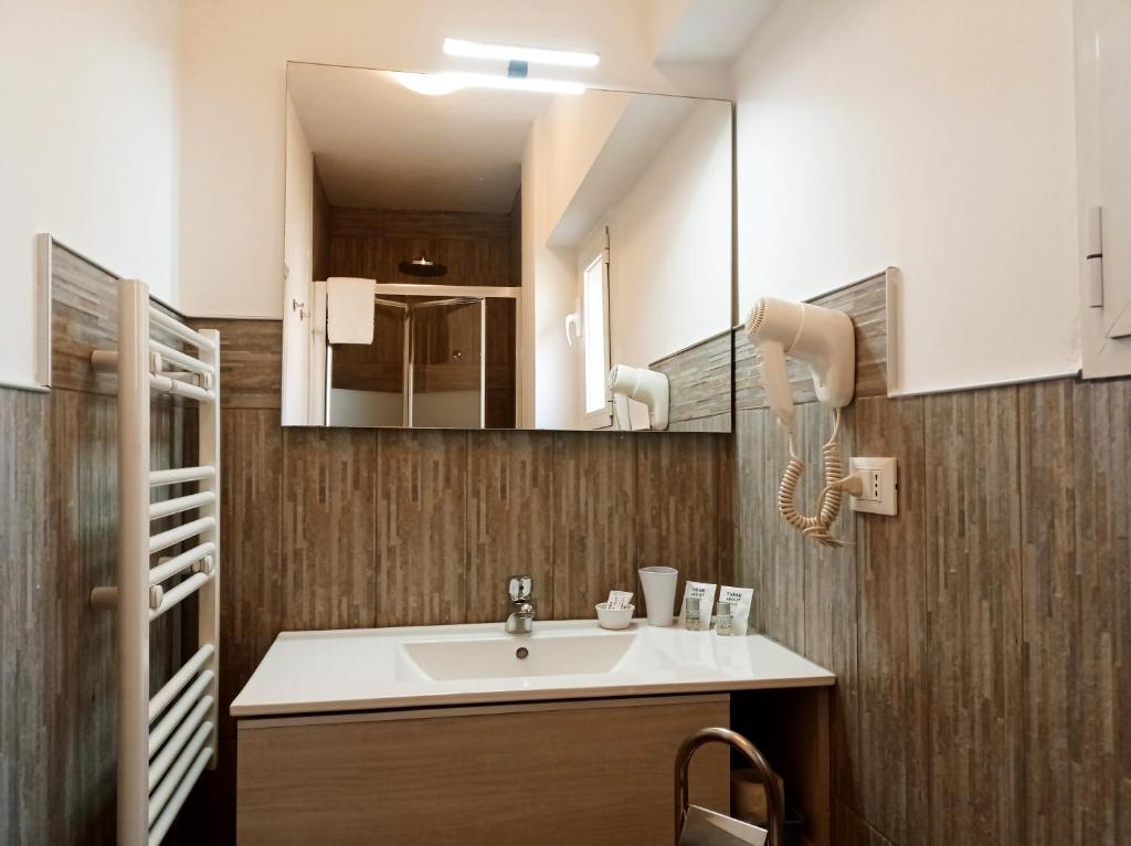 A bathroom at Appartamenti Borghetto San Donato 105