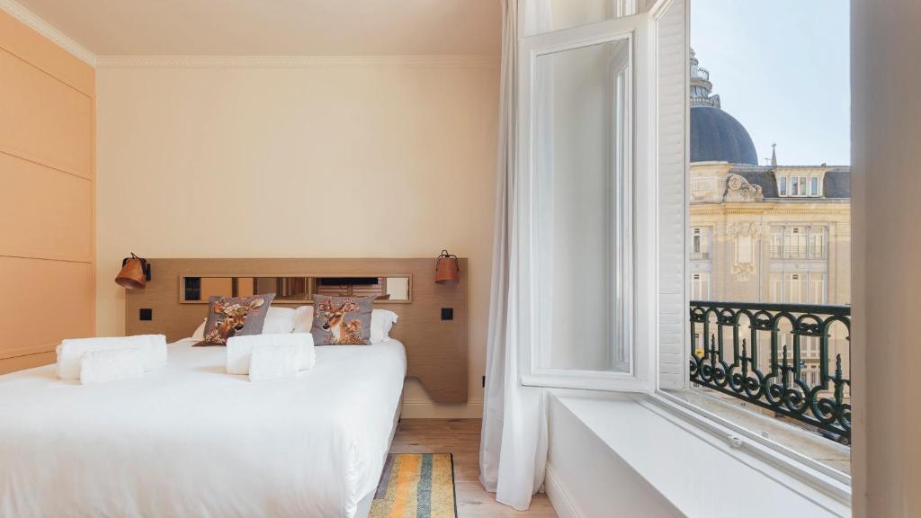 - une chambre avec un lit et une grande fenêtre dans l'établissement La Loge Gogaille - Préfecture - Accès autonome, à Limoges