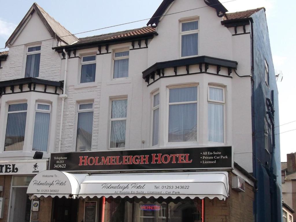 ブラックプールにあるHolmeleigh Hotelのホテルの看板が付いた白い大きな建物