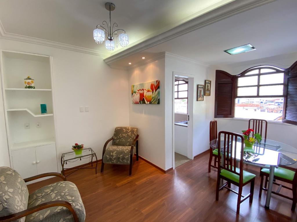 a living room with a table and chairs at Elite Flat in Pará de Minas