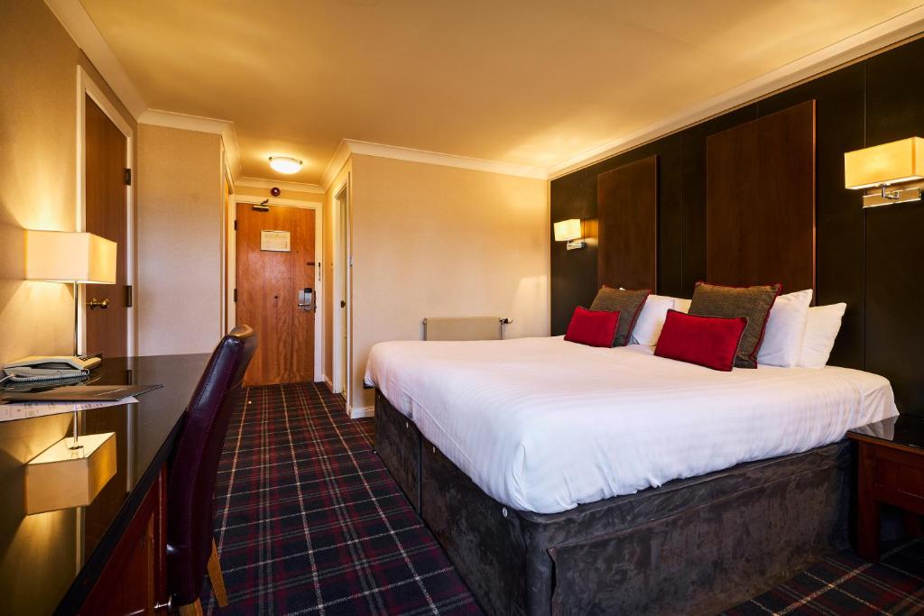 Postel nebo postele na pokoji v ubytování Stirling Highland Hotel- Part of the Cairn Collection