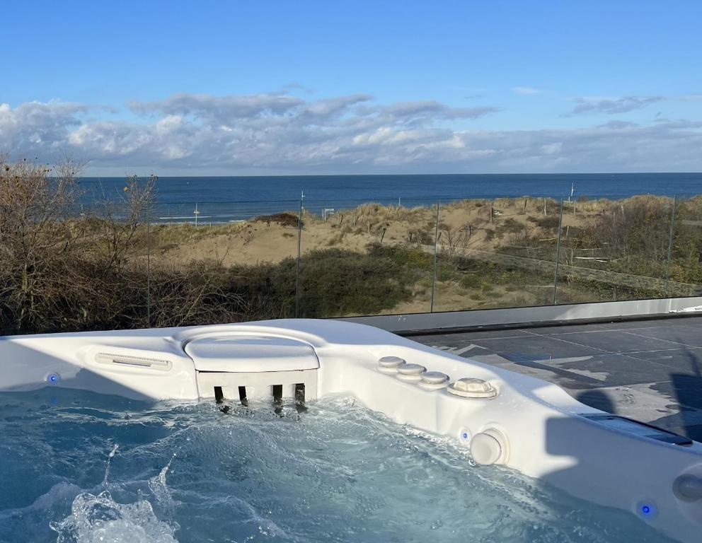 d'une baignoire avec vue sur l'océan. dans l'établissement MALO - VUE MER - 15 pers - ROOF TOP panoramique, à Dunkerque
