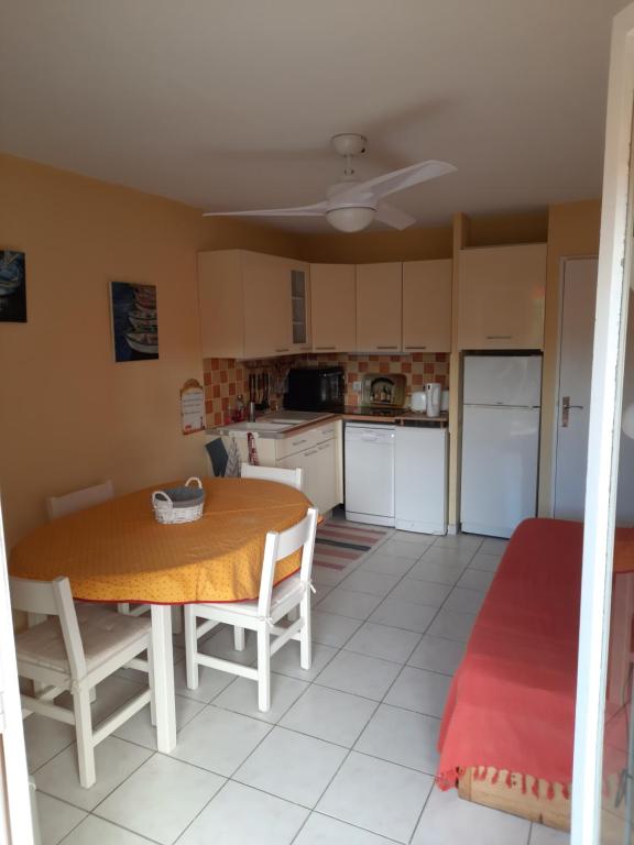 Kuchyň nebo kuchyňský kout v ubytování L’Heure Bleue