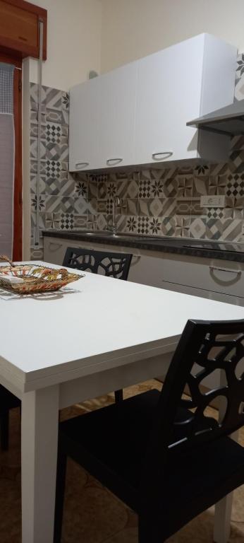 cocina con mesa blanca y silla en Casa da Carmine a Tursi, en Tursi