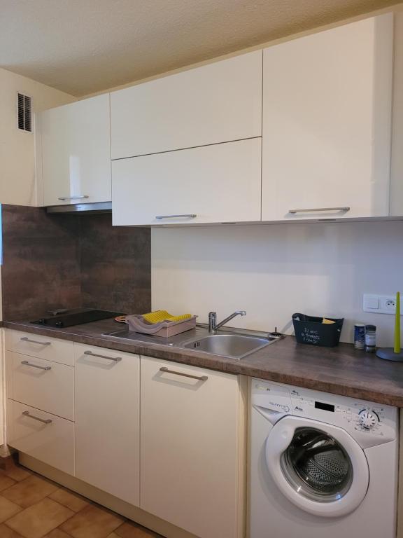 Kuchyňa alebo kuchynka v ubytovaní Appartement avec piscine proche plage et commerces
